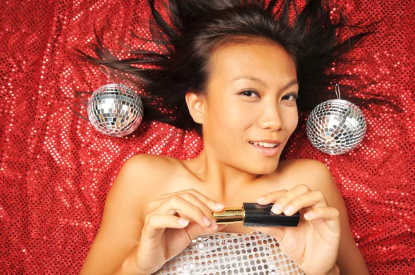 Mujer asiática con lápiz labial preparándose para una fiesta —  Fotos de Stock