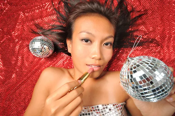 Mujer asiática con lápiz labial preparándose para una fiesta —  Fotos de Stock
