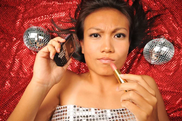Asiática china chica en su camino a la fiesta con el teléfono — Foto de Stock