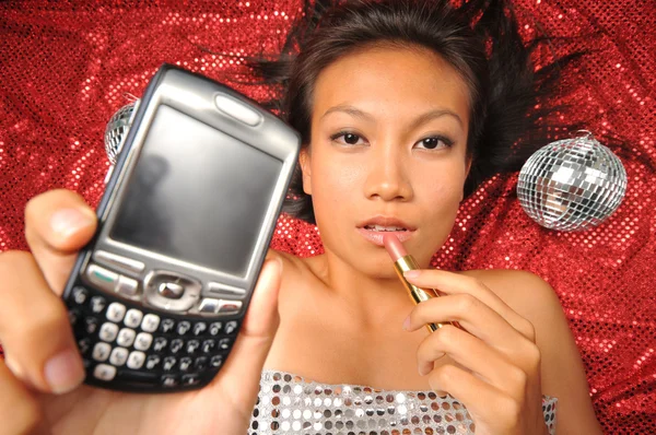 Asiática china chica en su camino a la fiesta con el teléfono — Foto de Stock