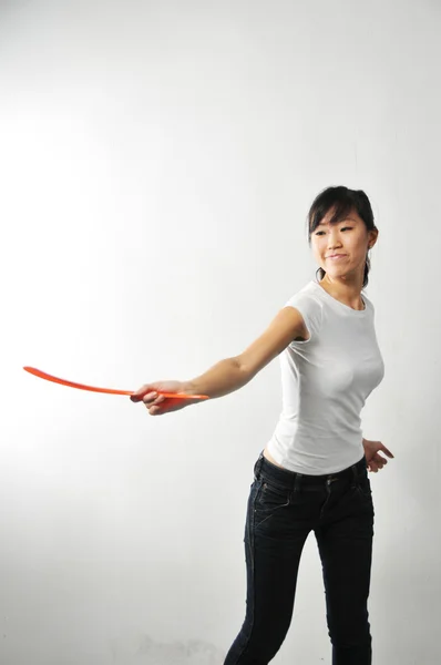 亚洲中国女孩投掷回旋镖 — 图库照片