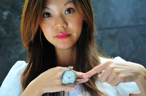 Asiatico cinese signora mostrando che tempo è importante — Foto Stock