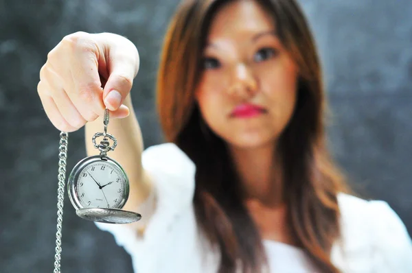 Asiático chinês senhora mostrando que o tempo é importante — Fotografia de Stock