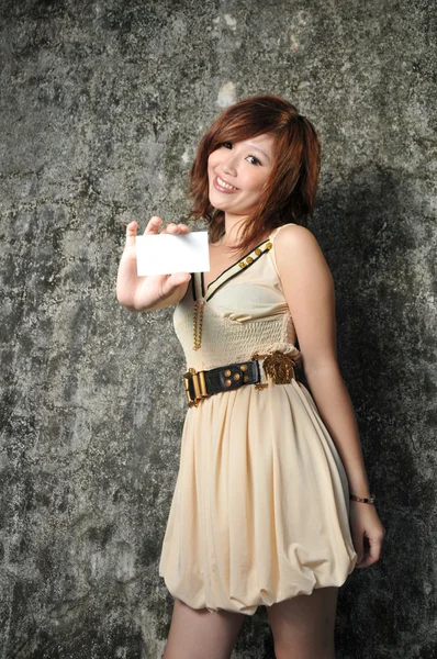 Jovem asiático chinês menina segurando namecard com fundo texturizado — Fotografia de Stock