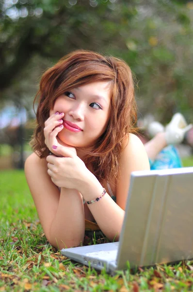 Asiatisk kinesisk flicka med hennes laptop utomhus — Stockfoto