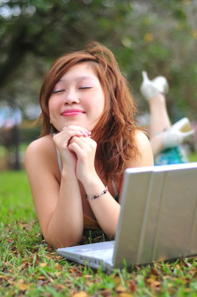 Menina chinesa asiática com seu laptop ao ar livre — Fotografia de Stock