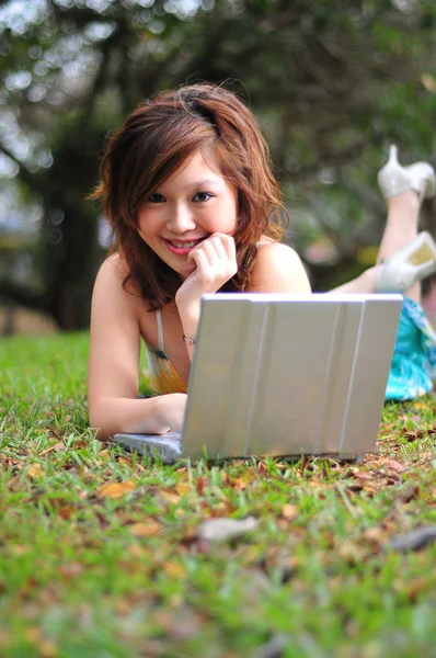 Ασιατικό κορίτσι κινεζική με το φορητό υπολογιστή σε εξωτερικούς χώρους — Φωτογραφία Αρχείου