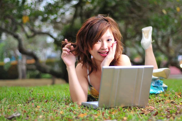 Menina chinesa asiática com seu laptop ao ar livre — Fotografia de Stock