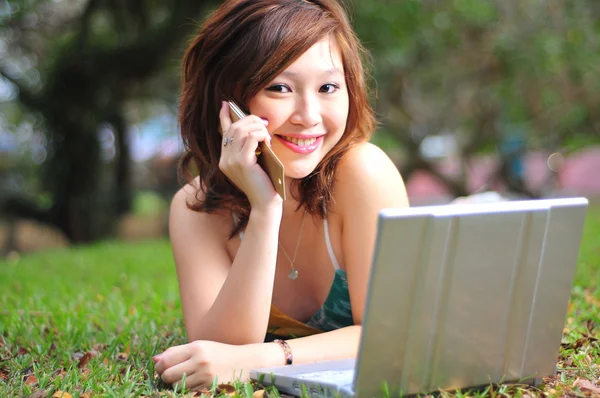 Asiatique fille chinoise avec son ordinateur portable en plein air — Photo