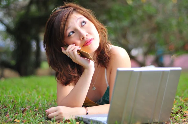 Asiatisk kinesisk flicka med hennes laptop utomhus — Stockfoto