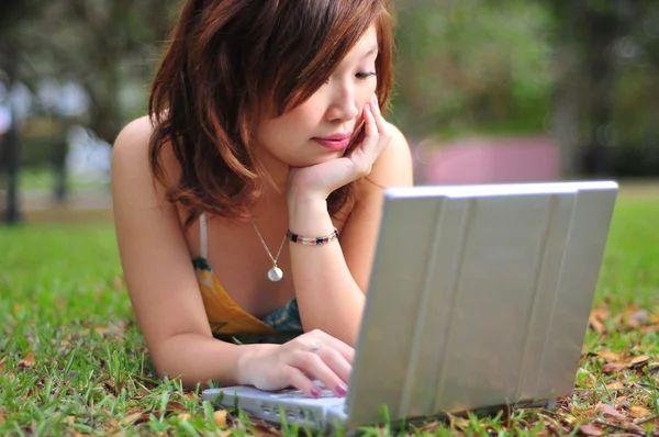 Aziatische Chinees meisje met haar laptop outdoors — Stockfoto