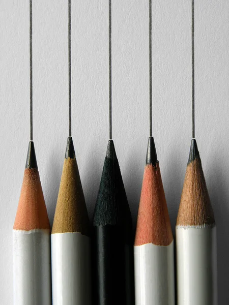 Pięć różnych ołówki pisać tego samego — Zdjęcie stockowe