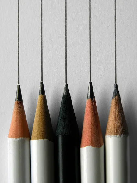 Cinq crayons différents écrivent la même chose Photos De Stock Libres De Droits