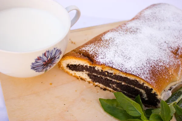 Strudel and cup of milk — Stock Photo, Image