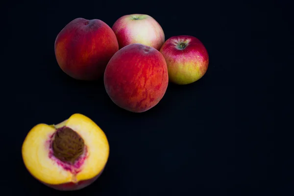 Peaces and apples — Stock Photo, Image