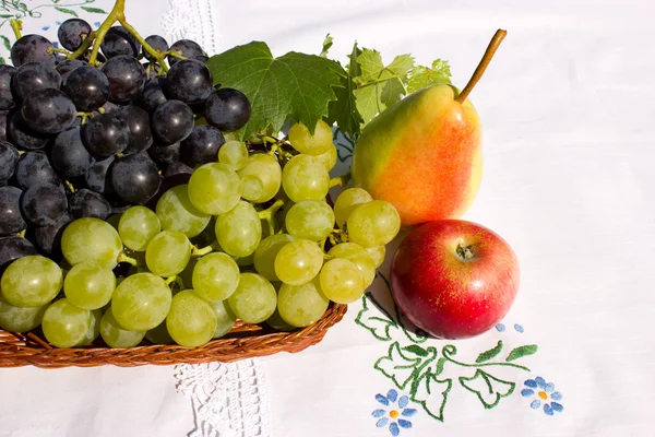 Uvas, manzana y pera — Foto de Stock