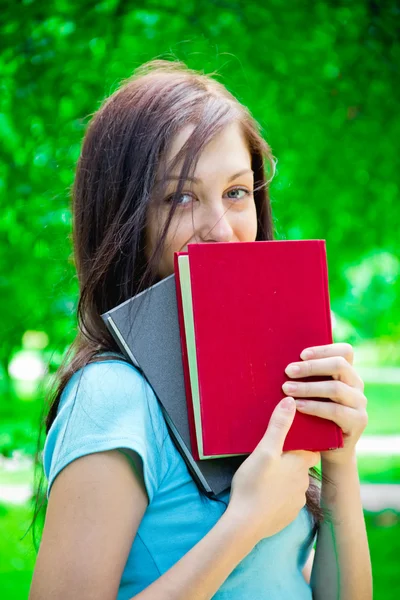 Hermosa adolescente con libro — Foto de Stock