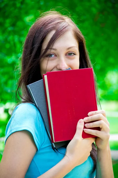 Adolescente bonita com livro — Fotografia de Stock
