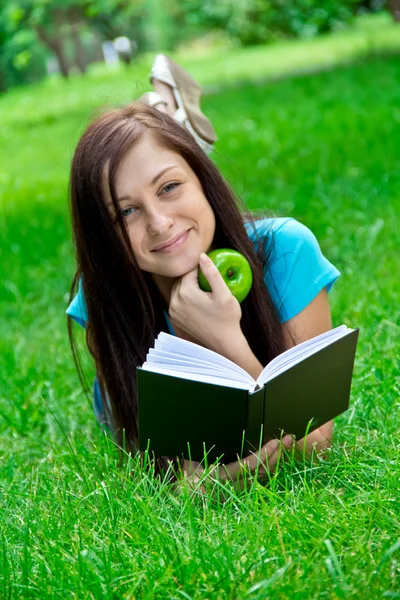 Mujer lee libro — Foto de Stock