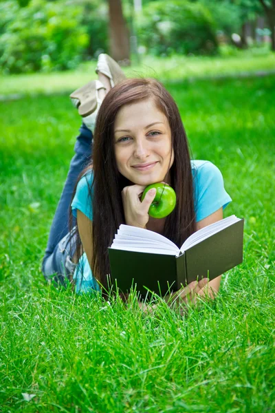 Woman reads book — Stock Photo, Image