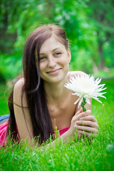 Brunette met een bloem — Stockfoto