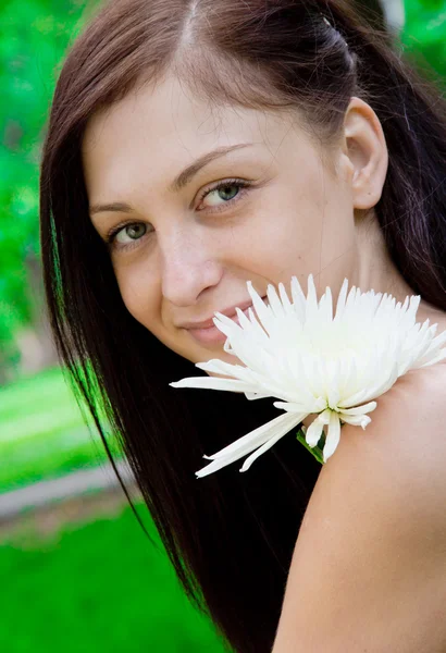 Красива усміхнена жінка з квіткою — стокове фото