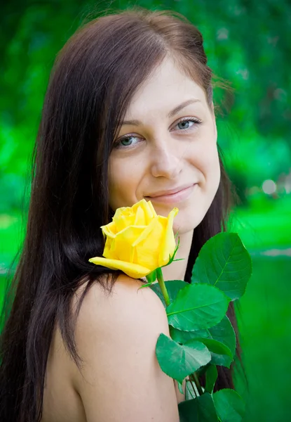 Portret ładny młoda kobieta z kwiatem — Zdjęcie stockowe