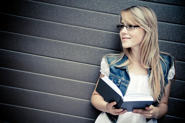 Menina bonita com um livro — Fotografia de Stock