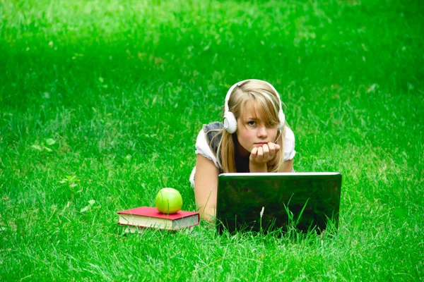 Красивая девушка слушает музыку в парке — стоковое фото