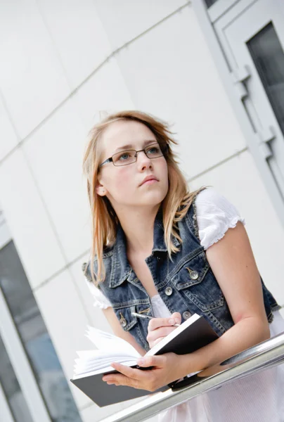 Beautiful girl in the background of of the University — Stock Photo, Image