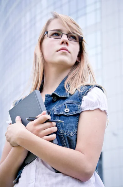 Beautiful girl in the background of the University — Stock Photo, Image