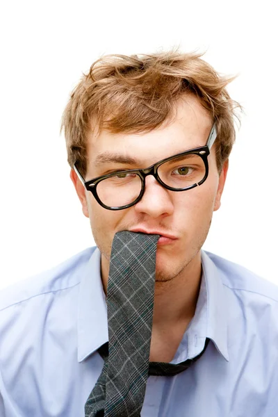 Yorgun işadamı kravat ağız ile — Stok fotoğraf