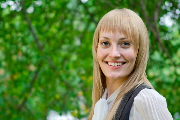 Uśmiechnięta blondynka piękna kobieta w parku — Zdjęcie stockowe