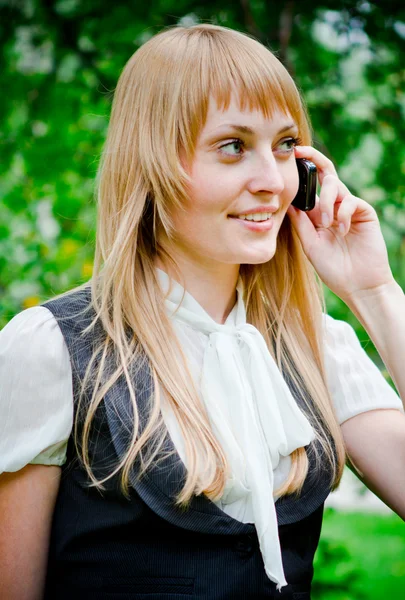 Piękna kobieta portret na zewnątrz rozmawia telefon komórkowy — Zdjęcie stockowe