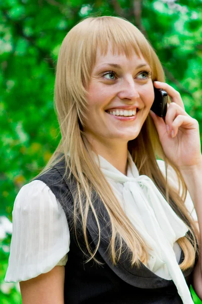 Biznes kobieta portret na zewnątrz rozmawia telefon komórkowy — Zdjęcie stockowe