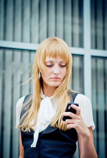 Portrait of a business woman speaking on the phone — Stock Photo, Image