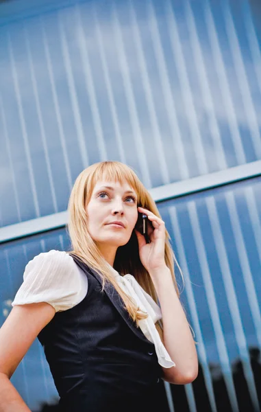 Portrait of a business woman speaking on the phone — Stock Photo, Image