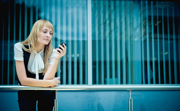 Portret kobiety biznesu, mówiąc na telefon — Zdjęcie stockowe