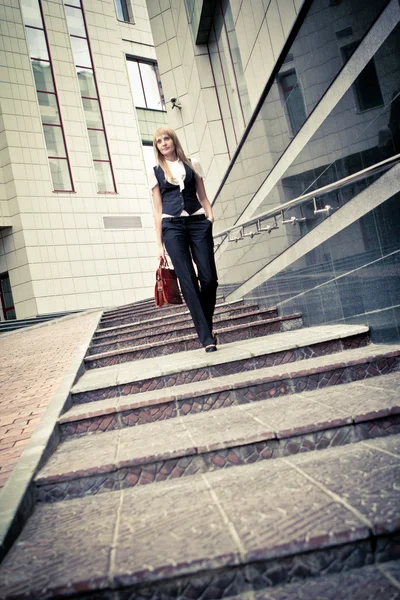 Business woman walks up the stairs — Stock Photo, Image