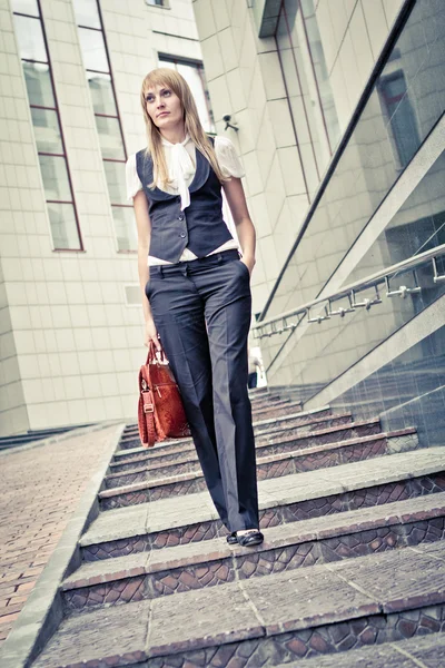 Business woman walks up the stairs — Stock Photo, Image
