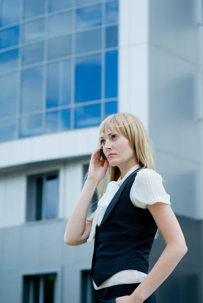 Retrato de una mujer de negocios hablando por teléfono — Foto de Stock