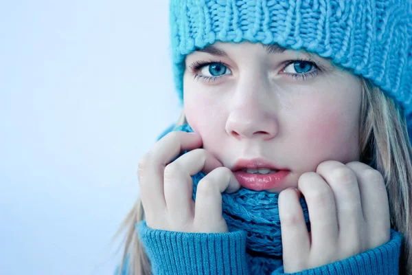 Bella ragazza in vestiti invernali — Foto Stock