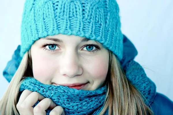 Bella ragazza in vestiti invernali — Foto Stock