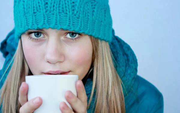 Chica con una taza de té caliente — Foto de Stock