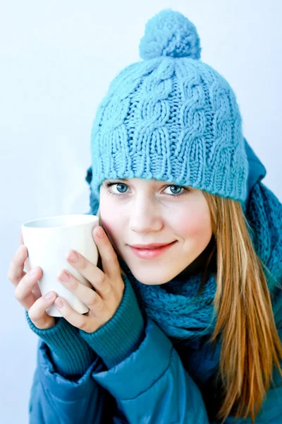 Flicka med en kopp varmt te — Stockfoto