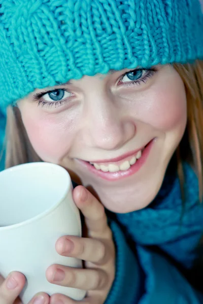 Menina com uma xícara de chá quente — Fotografia de Stock