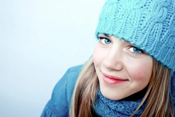 겨울 옷을 입은 아름다운 소녀 — 스톡 사진