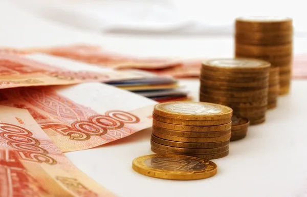 Stapelt russische Gedenkmünzen im Wert von 10 Rubel und 5.000 — Stockfoto