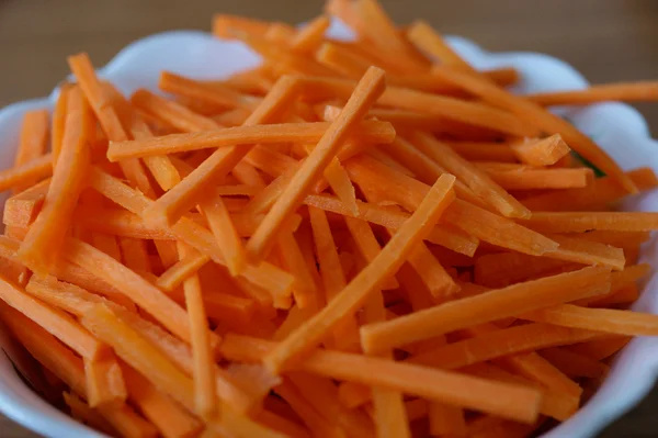 Мелко нарезанная морковь — стоковое фото
