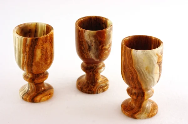 Três copos de malaquita em um fundo leve — Fotografia de Stock